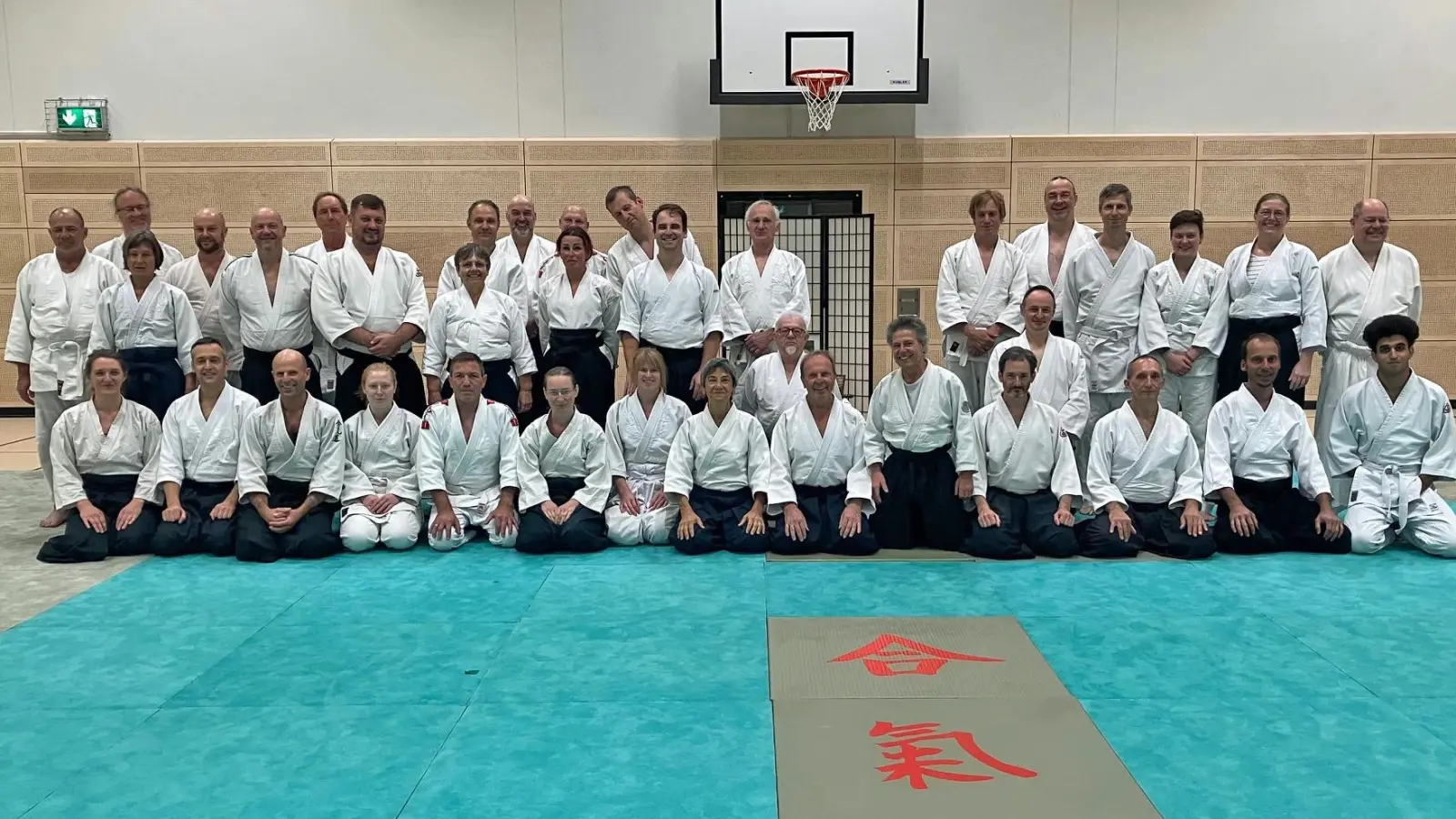 Die am Lehrgang anwesenden Aikidoka. In der Mitte sitzend die italienische Großmeisterin Donatella Lagorio (siebte von rechts). (Bild: Margret Schels)