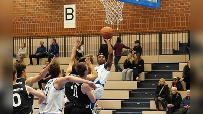 Teamplay ist angesagt mit guten Abschlüssen wie hier Chris Hill (weißes Trikot) beim Wurf (Bild: Jürgen Masching)