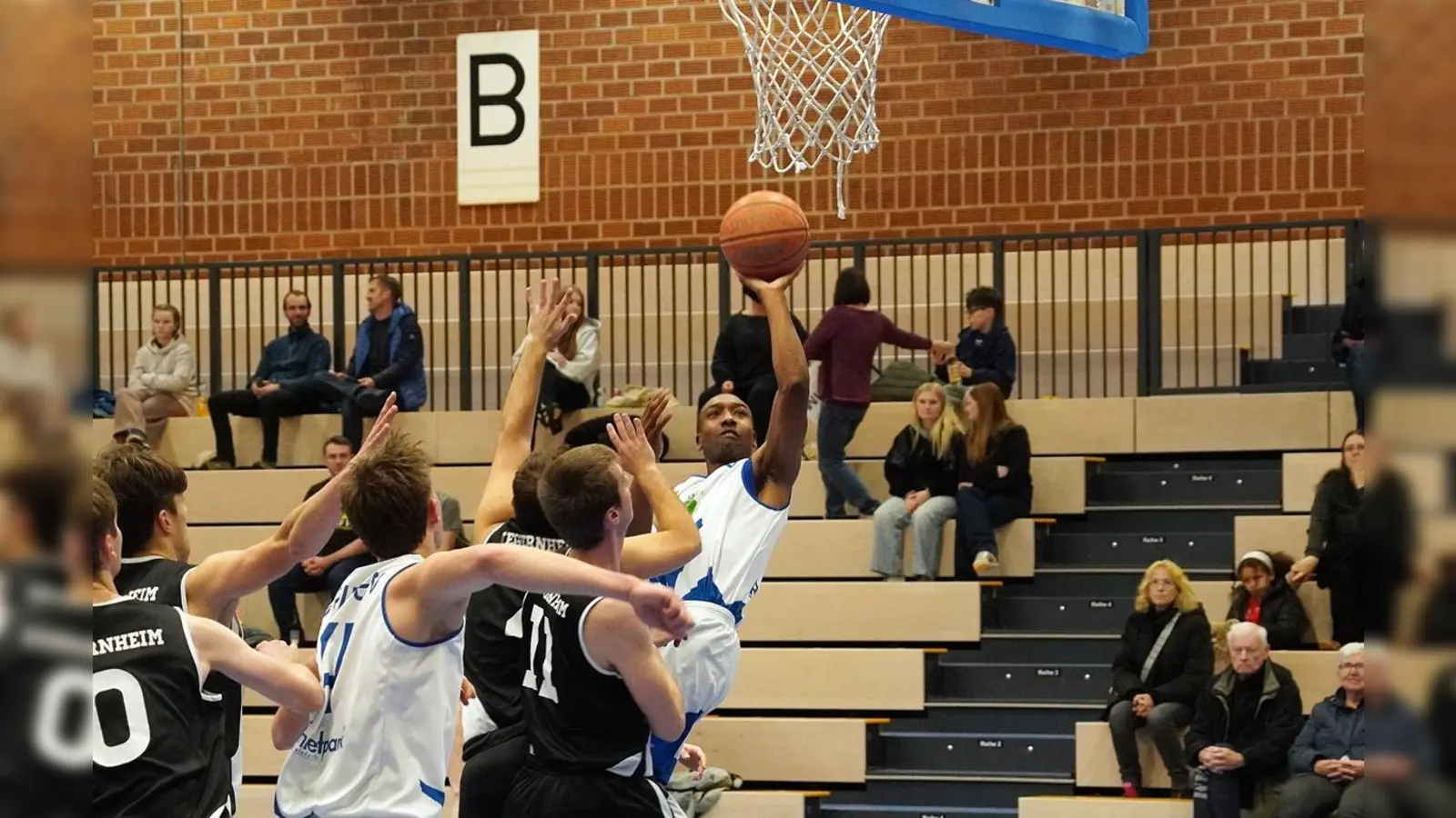 Teamplay ist angesagt mit guten Abschlüssen wie hier Chris Hill (weißes Trikot) beim Wurf (Bild: Jürgen Masching)