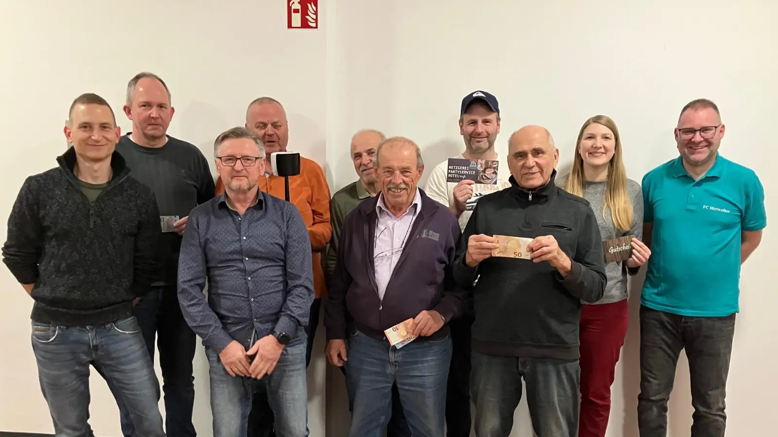 Die ersten Plätze mit Schriftführer Christian Bösl (links) und Vorstand Benny Walberer (rechts): (v. li.) Mario Liebl (3. Pl., 54 P.), Bernhard Eichermüller (3. Pl., 54 P.), Eugen Schmidt (Trostpreis), Georg Rauch (6. Pl., 36 P.), Bruno Murr (2. Pl., 72 P.), Tobias Götz (5. Pl., 40 P.), Willi Uschold (1. Pl., 101 P.), Anna Lehner (6. Pl., 36 P.). (Bild: Franz Ficker)