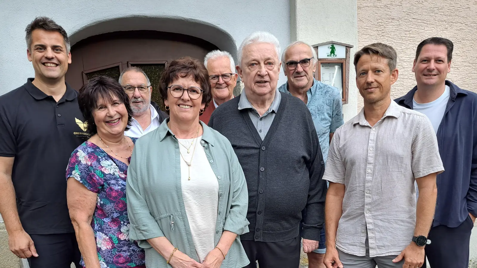 Bürgermeister Rudolf Teplitzky (links) ist erfreut über das Engagement der Vorstandschaft des Sportkuratoriums mit Karl-Heinz Stoppa (Mitte), Hildegard Grieb (vierte von links), Thomas Teich (rechts) und den Beisitzern (Bild: Elfriede Weiß)