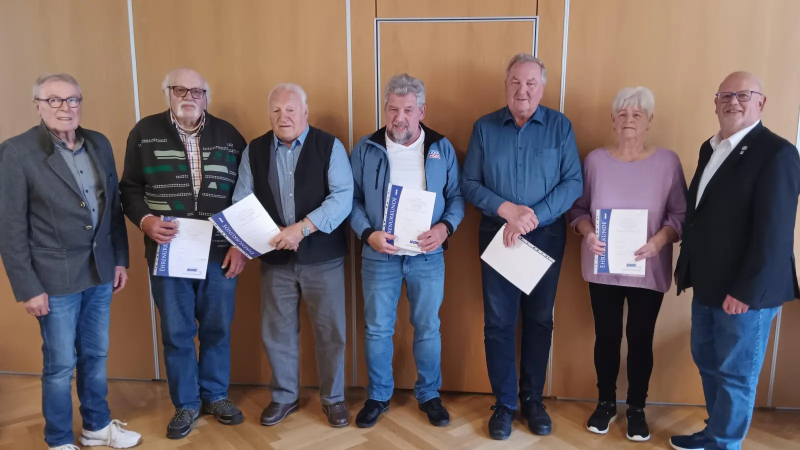 vlnr:1.Vorstand Ernst Andraschko, Hans Paulus 30 Jahre, für 15 Jahre: Johann Schneider, Alfred Kraus, Josef Reuschel, Christine Eberl, stellvertr. Kreisvorsitzender Arthur Schriml (Bild: Ludwig Hüttner)