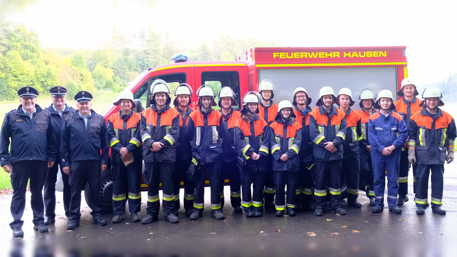 Teilnehmer der Leistungsprüfung der Feuerwehren Hausen, Thonhausen, Zant und Garsdorf mit Schiedsrichtern KBM Graf, KBM Ehrnsperger und Helmut Braun. (Bild: Helga Weber)