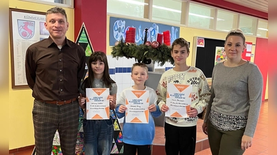 Schulleiter Florian Fuchs und Lehrerin Julia lang mit Johanna Liedtke, Lennard Eling und Noah Reichert, den besten Lesern der Mittelschule Kümmersbruck . (Bild: Florian Fuchs)