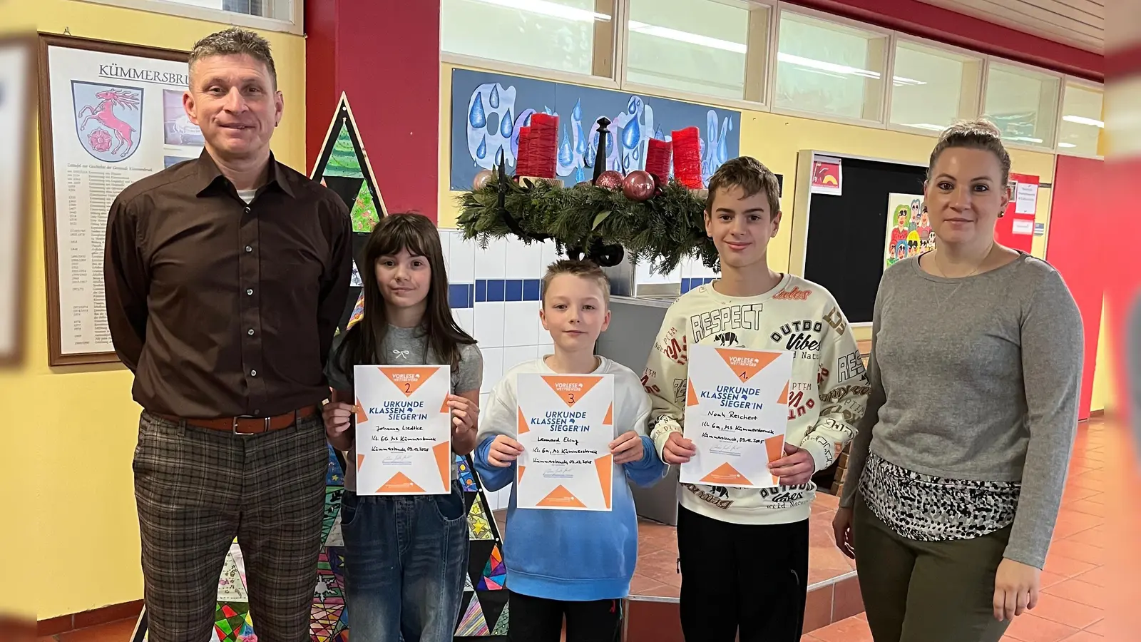 Schulleiter Florian Fuchs und Lehrerin Julia lang mit Johanna Liedtke, Lennard Eling und Noah Reichert, den besten Lesern der Mittelschule Kümmersbruck . (Bild: Florian Fuchs)