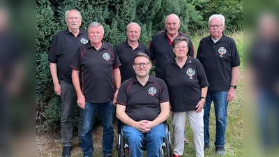 v.l. Hebert Bauer, Kurt Falk, Alfred Birner, Klaus Staszek, Gisela und Theo Heinz vorne Jürgen Weiß (Bild: Mario Pfadenhauer)