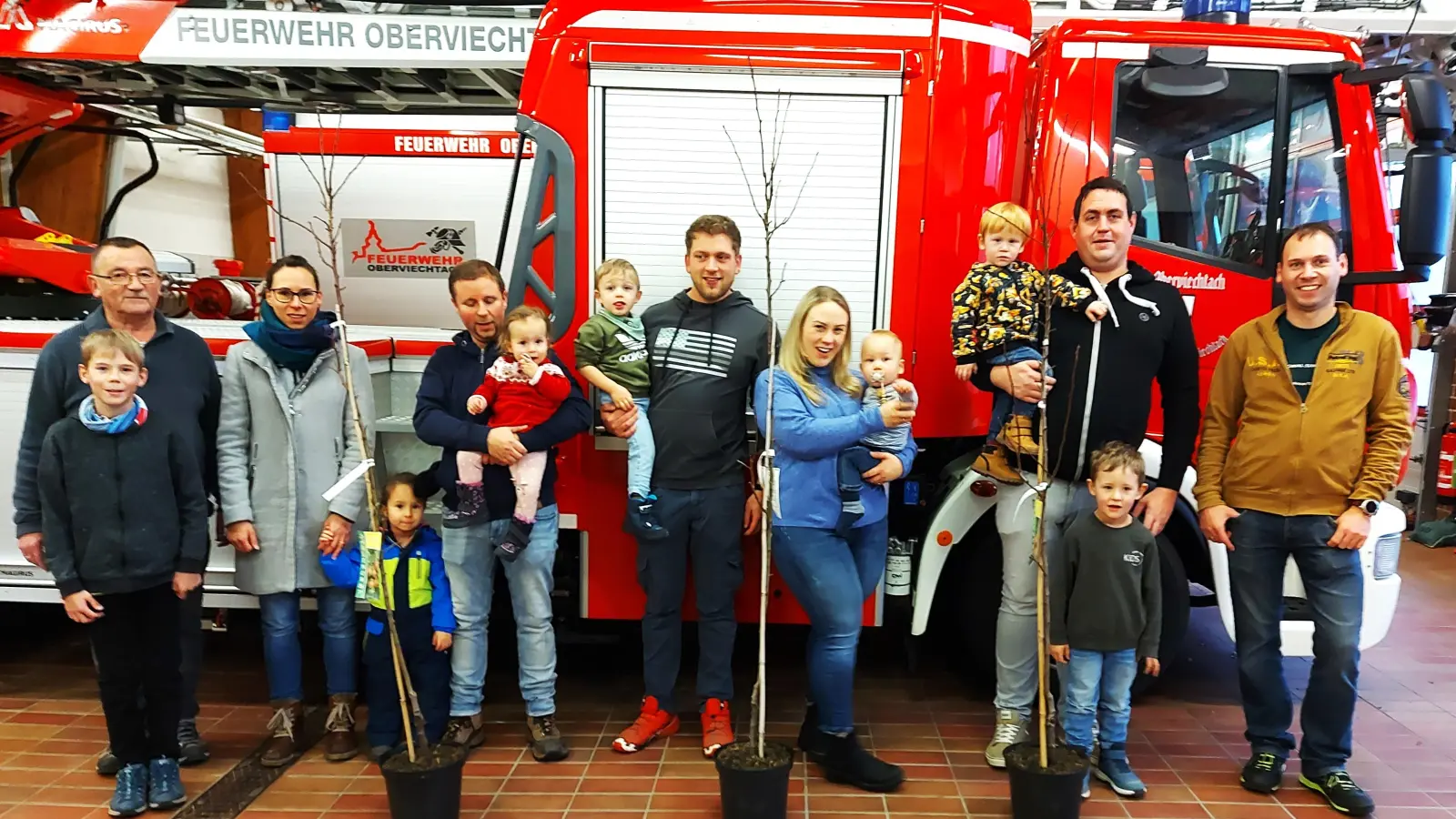Alle Mitglieder der drei Feuerwehr-Familien freuten sich über das originelle Geschenk, mit dem Vorstand Hans Roßmann (links) und 2. Kommandant Mathias Stör (rechts) aufwarteten.  (Bild: Georg Lang)