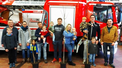 Alle Mitglieder der drei Feuerwehr-Familien freuten sich über das originelle Geschenk, mit dem Vorstand Hans Roßmann (links) und 2. Kommandant Mathias Stör (rechts) aufwarteten.  (Bild: Georg Lang)