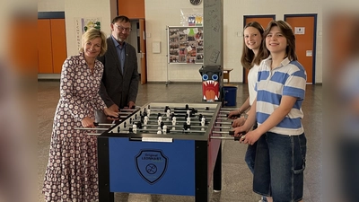 EB-Vorsitzende Gerda Krusche, OStD Georg Meyer und die beiden Schülersprecherinnen Ella Geitner und Emilia Rubenbauer (v.l.n.r.) freuen sich über die neuen Kickertische.  (Bild: Georg Meyer/MRG )