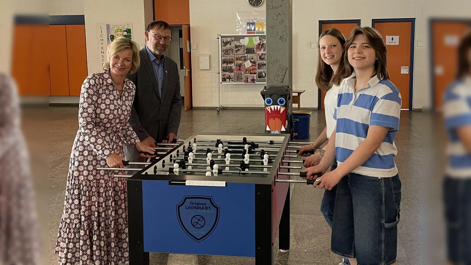 EB-Vorsitzende Gerda Krusche, OStD Georg Meyer und die beiden Schülersprecherinnen Ella Geitner und Emilia Rubenbauer (v.l.n.r.) freuen sich über die neuen Kickertische.  (Bild: Georg Meyer/MRG )