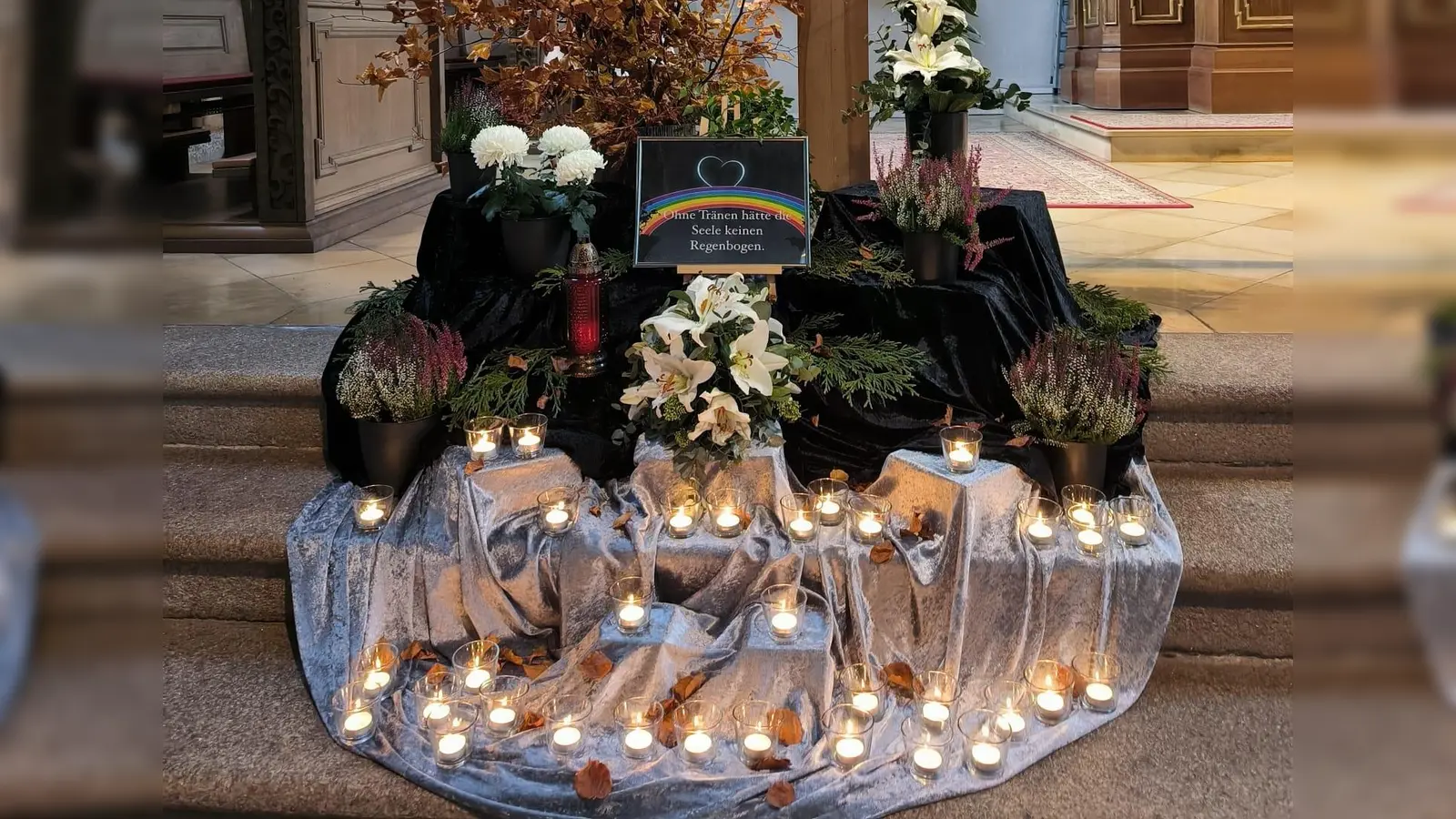 Die Andachtsbesucher hatten die Möglichkeit beim Kreuz eine Kerze für die Verstorbenen anzuzünden.  (Bild: Katharina Schnurrer )