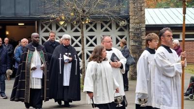 Die Geistlichkeit zog aus der Aussegnungshalle mit den Gläubigen zum großen Friedhofskreuz. Dort spielte die Bläsergruppe St. Elisabeth, es wurde gemeinsam gebetet. (Bild: Reinhard Kreuzer)