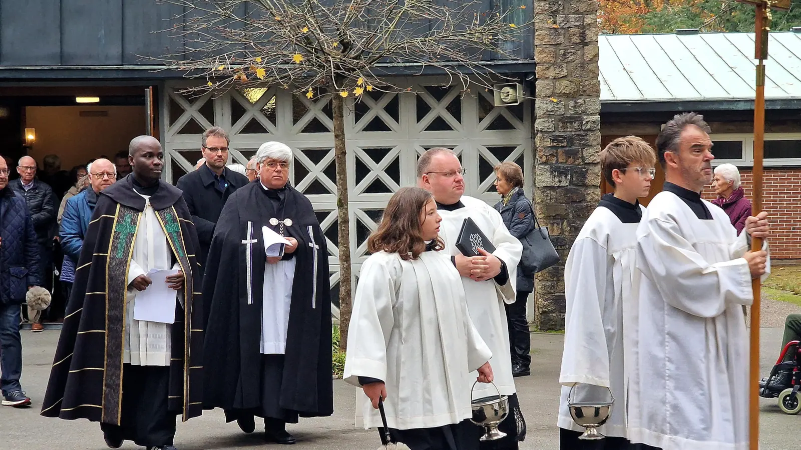 Die Geistlichkeit zog aus der Aussegnungshalle mit den Gläubigen zum großen Friedhofskreuz. Dort spielte die Bläsergruppe St. Elisabeth, es wurde gemeinsam gebetet. (Bild: Reinhard Kreuzer)