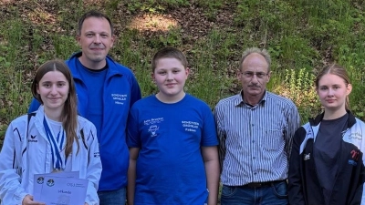 v.li.: Maria Pöllath, Betreuer Hilmar Zaus; Fabian Zaus, Betreuer Jürgen Pöllath, Ramona Vogel (Bild: Josef Söllner)