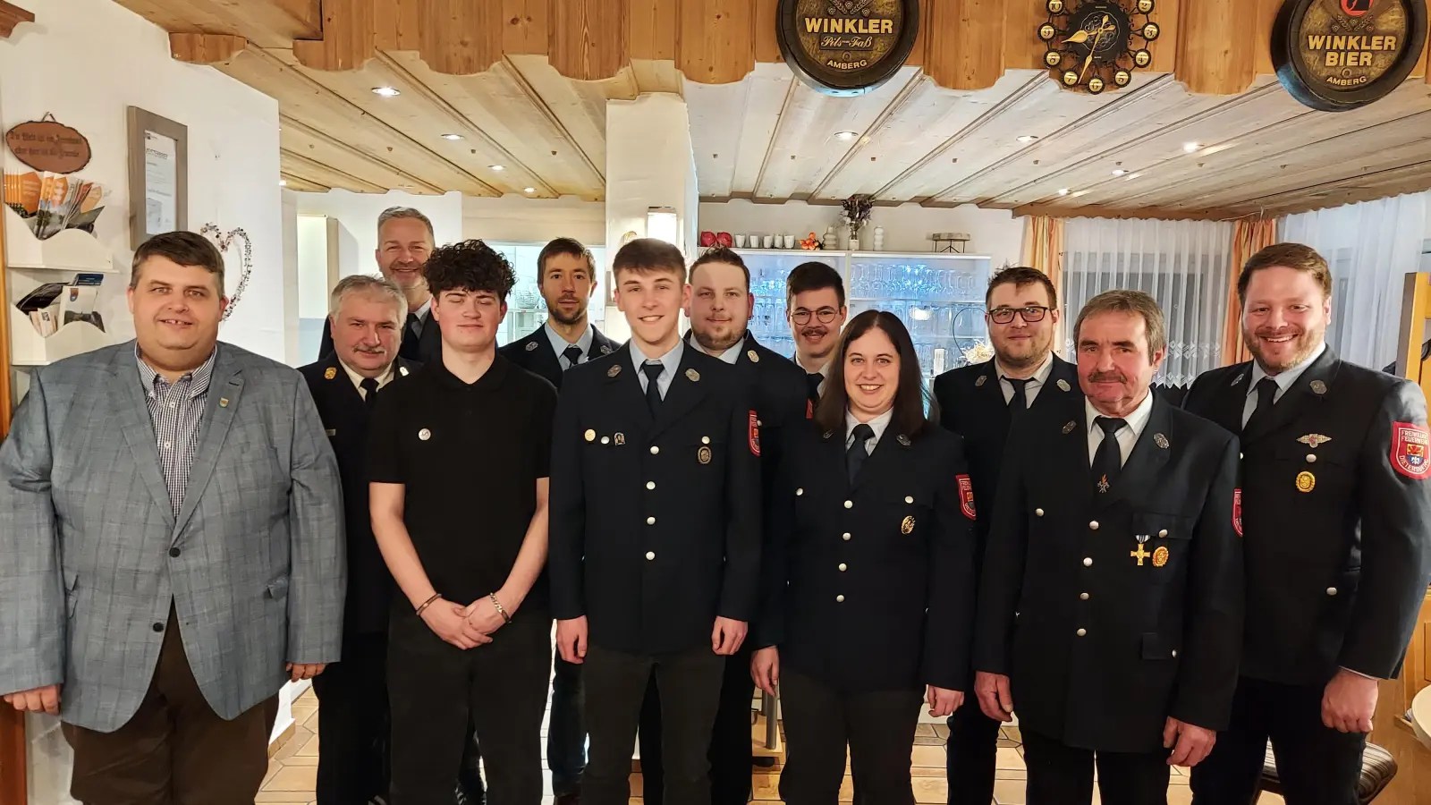 Bürgermeister Dieter Dehling und die Mitglieder der Feuerwehr Dietersberg mit den verliehenen Abzeichen. (Bild: Henner Wasmuth)