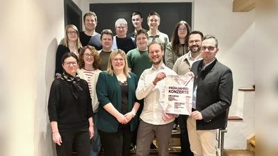 Von links nach rechts, letzte Reihe: Stock Markus, Meiler Markus, Schwientek Elias, Meister Stefan, Meister Sophia, zweite Reihe: Stephanie Härtl, Meiler Wolfgang, Meister Andreas, Grundler Matthias, vorderste Reihe: Ursula Ockl, Tatjana Schmid, Veronika Höcht, Christopher Prechtl, Franz Stierstorfer. (Bild: Tatjana Schmid)