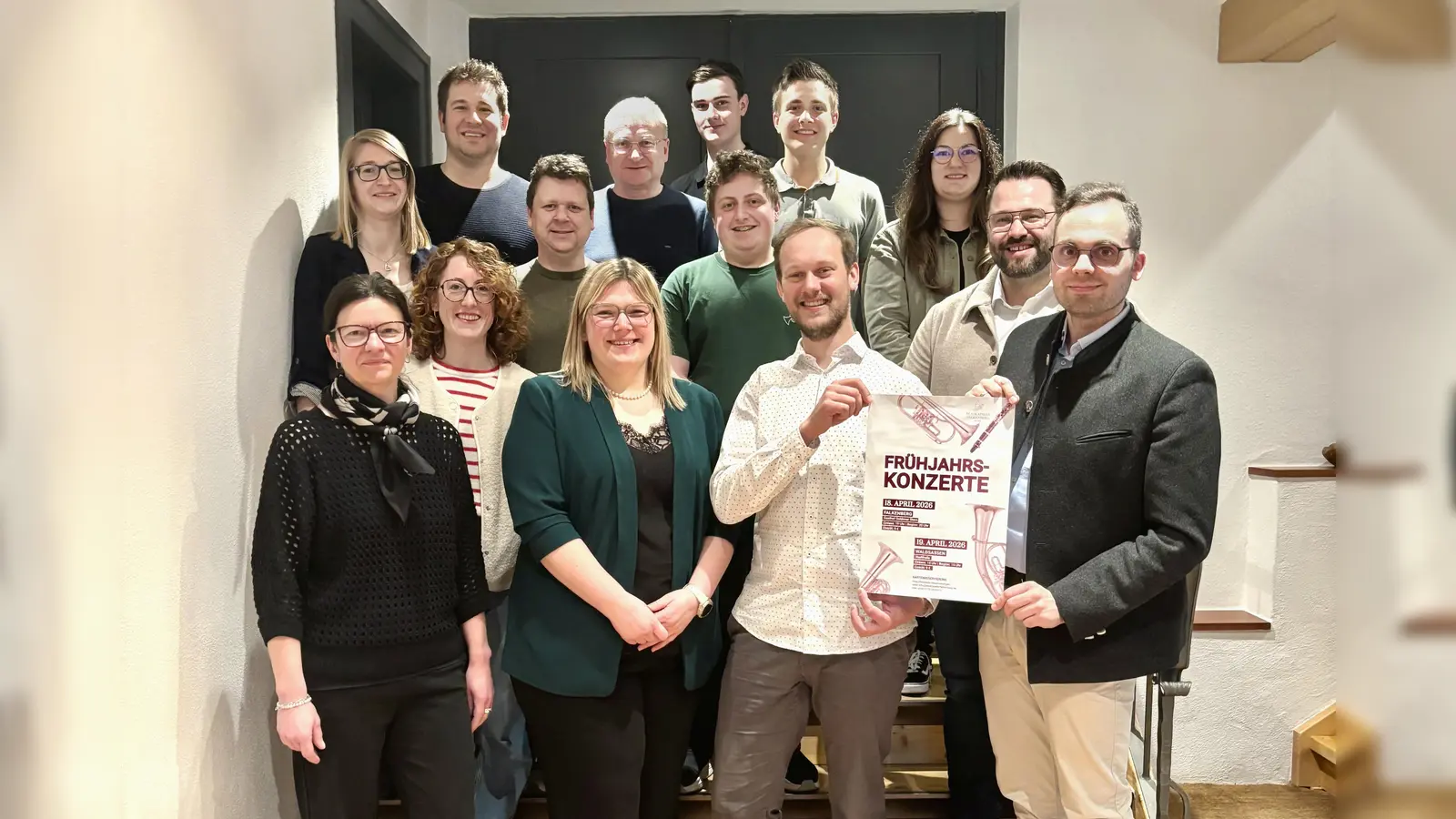 Von links nach rechts, letzte Reihe: Stock Markus, Meiler Markus, Schwientek Elias, Meister Stefan, Meister Sophia, zweite Reihe: Stephanie Härtl, Meiler Wolfgang, Meister Andreas, Grundler Matthias, vorderste Reihe: Ursula Ockl, Tatjana Schmid, Veronika Höcht, Christopher Prechtl, Franz Stierstorfer. (Bild: Tatjana Schmid)