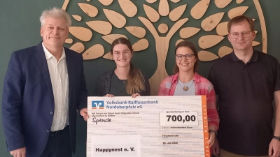 Eva Wuttke, 1. Vorsitzende des Vereins „Happynest” nahm freudestrahlend einen Scheck über 700 Euro entgegen. Mit im Bild Schulleiter Matthias Weiser (ganz links) sowie die Musiklehrkräfte Stefanie Heinrich und Andreas Sagstetter (3. und 4. von links) (Bild: Klaus Schoefl)