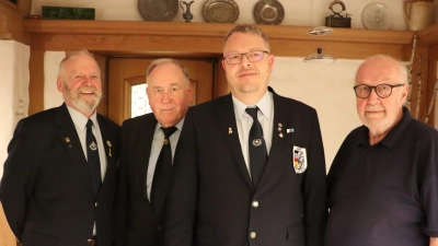Von links Hans-Reiner Heldrich RK-Vorsitzender, Horst Embacher Bezirksvorsitzender, Michael Schuster 1. Vorstand SRK, Rudi Gruber Kassier und Schriftführer SRK. (Bild: Rudi Gruber)