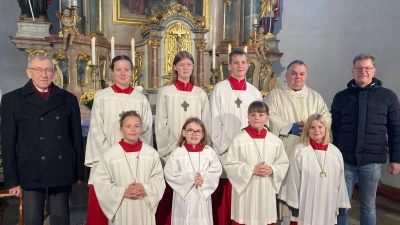 Vordere Reihe von links: Die neuen Ministranten: Leopold Häupl, Marlene Schnorr, Martha Bittner, Pia Trautner. Hintere Reihe von links: Mesner Josef Albrecht, Sophia Förster, Anna Janker, Toni Trautner, Pfarrer Matthias Nowotny, Kirchenpfleger Christian Maier. (Bild: Josef Albrecht/Haise Reinhard)