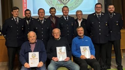 Auf dem Bild sind die geehrten Mitglieder sowie die Verantwortlichen der Feuerwehr und der Bürgermeister zu sehen. Hinten von links: 1. Kommandant Jürgen Götz, 2. Michael Schwägerl, Siegfried Kammerer, Georg Forster, Bürgermeister Johannes Kett, Alois Hösl, 1. Vorstand Florian Neumann, 2.Vorstand Franz-Josef Völkl. Vorne von links: Alfred Fryges, Ernst Niebler, Reinhard Döllner. (Bild: Kathrin Forster)