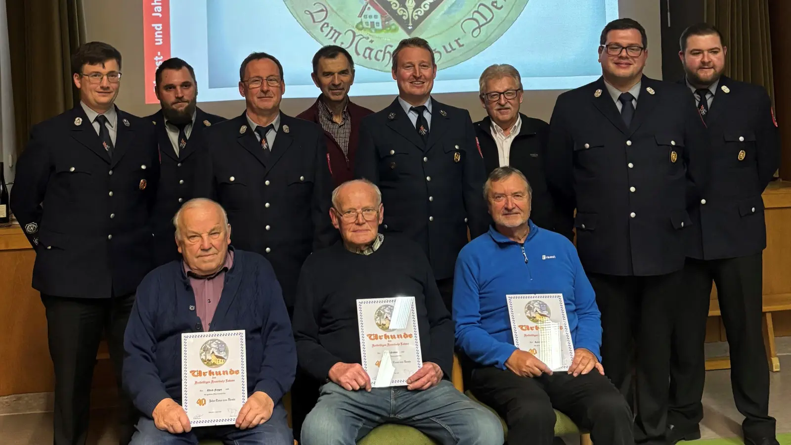 Auf dem Bild sind die geehrten Mitglieder sowie die Verantwortlichen der Feuerwehr und der Bürgermeister zu sehen. Hinten von links: 1. Kommandant Jürgen Götz, 2. Michael Schwägerl, Siegfried Kammerer, Georg Forster, Bürgermeister Johannes Kett, Alois Hösl, 1. Vorstand Florian Neumann, 2.Vorstand Franz-Josef Völkl. Vorne von links: Alfred Fryges, Ernst Niebler, Reinhard Döllner. (Bild: Kathrin Forster)