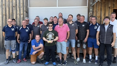 Gruppenfoto des EC Konnersreuth vor der Eisstockhalle in Zwiesel (Bild: Holger Schmidt)