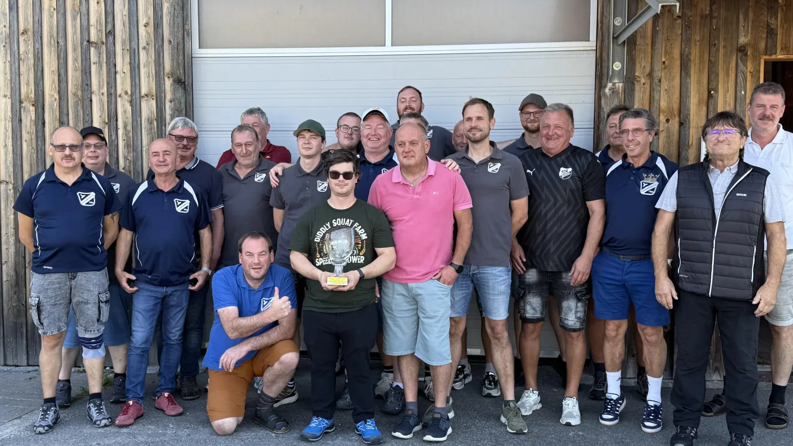 Gruppenfoto des EC Konnersreuth vor der Eisstockhalle in Zwiesel (Bild: Holger Schmidt)