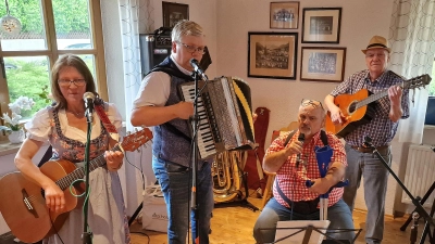 Die Musiker mischten sich mit Kolleginnen zum gemeinsamen Liedvortrag, wie hier von links: Barbara Dineiger, Wolfgang Butz und Eugen Eberhardt, sitzend Rudi Maier.  (Bild: Reinhard Kreuzer)