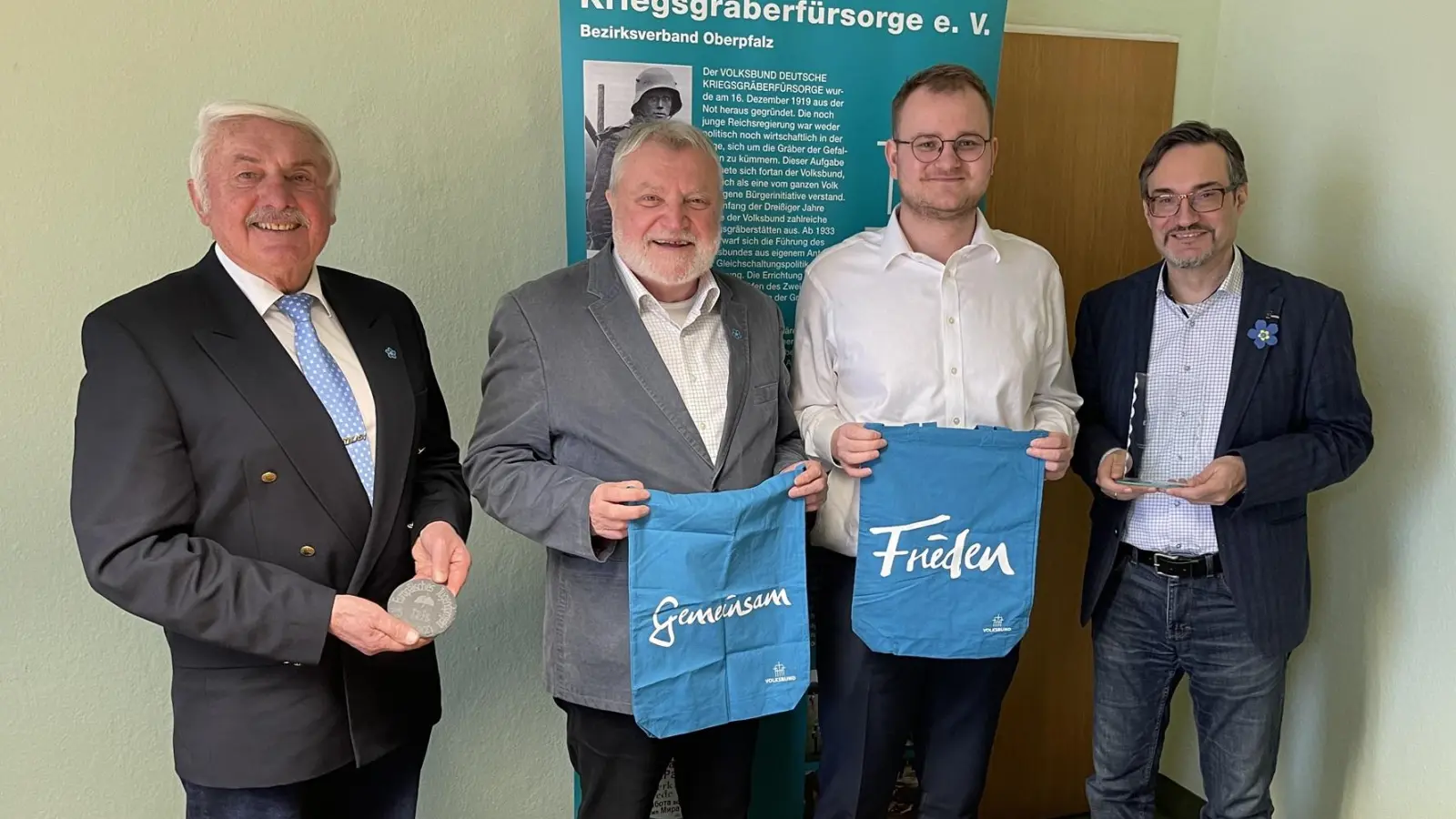 Das EJPO zu Besuch in der Bezirksgeschäftsstelle des Volksbundes in Regensburg, von links nach rechts: Der Bezirksvorsitzende Abteilungsdirektor a. D. Richard Glombitza, der scheidende Vorsitzende des EJPO Hartmut Schendzielorz, der neue Vorsitzende des EJPO Timo Häusler und der Bezirksgeschäftsführer Oberpfalz/Niederbayern Dr. Dario Vidojković. (Bild: Jennifer Burges/Volksbund)