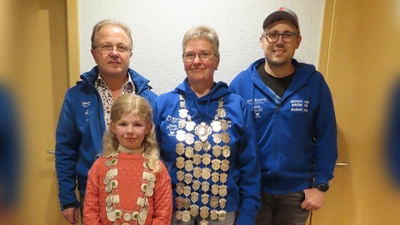 Bild Schützenkönigin Inge Grohmann Jugendkönigin Lina Weckert 1. Ritter Sebastian Bauer (Re) Schießleiter Bernd Bauer (li). (Bild: Josef Söllner)