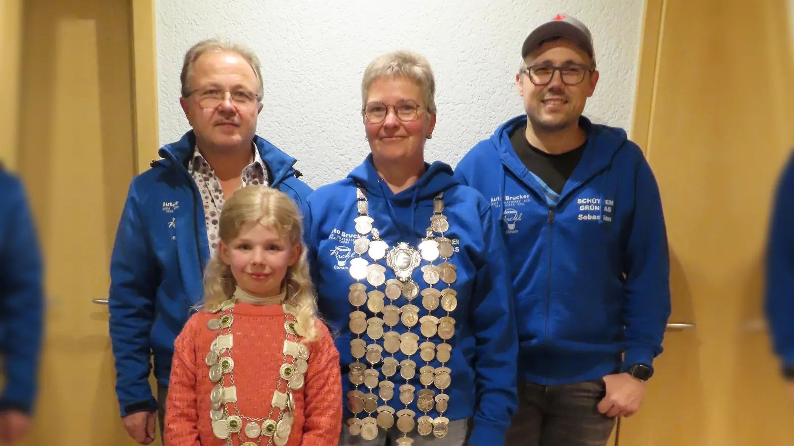 Bild Schützenkönigin Inge Grohmann Jugendkönigin Lina Weckert 1. Ritter Sebastian Bauer (Re) Schießleiter Bernd Bauer (li). (Bild: Josef Söllner)