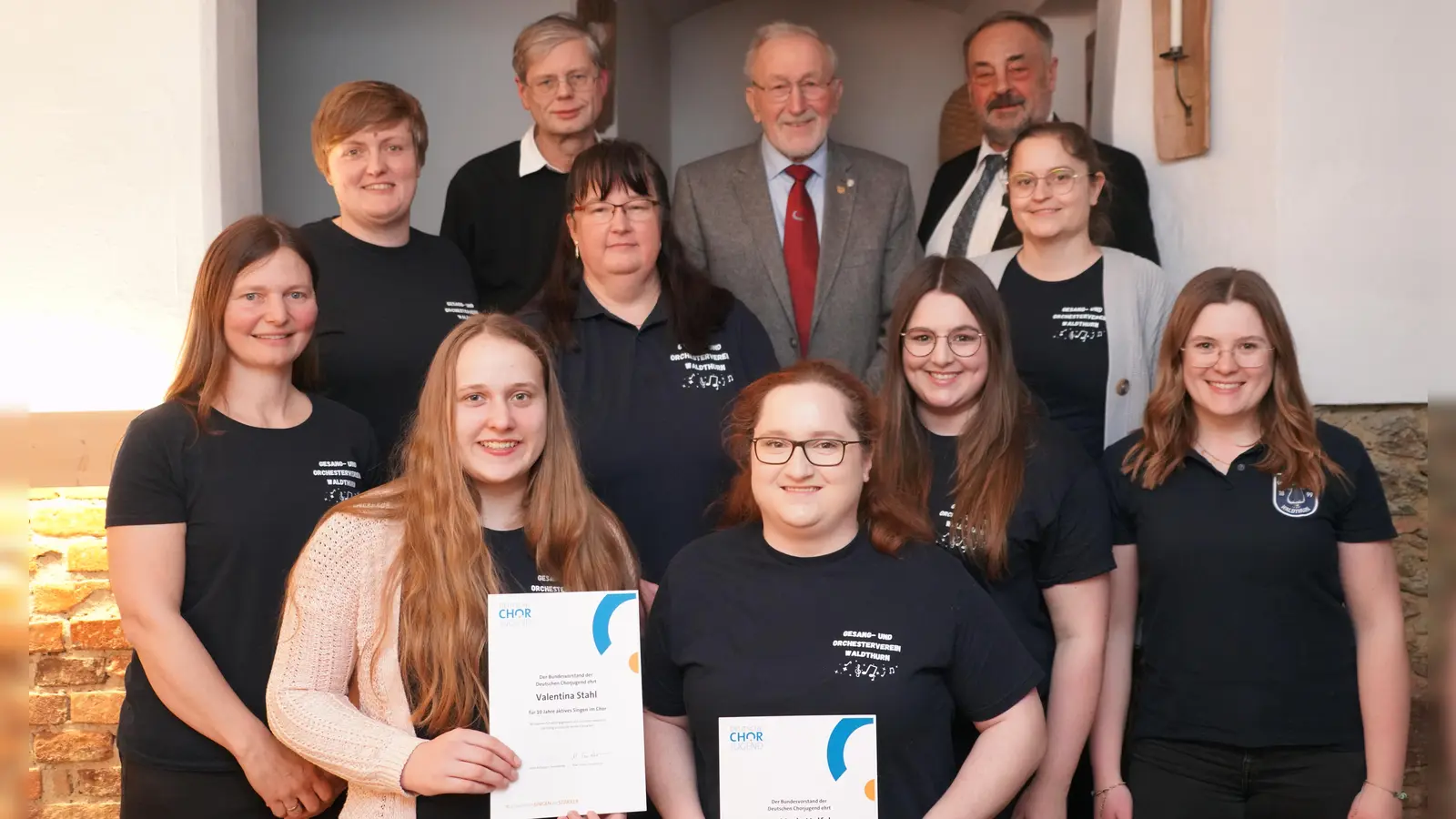 Jahreshauptversammlung des Gesang- und Orchesterverein 1899 Waldthurn im Gasthaus Kühnhauser in Waldthurn. Hierbei werden auch verschiedene Ehrungen vorgenommen. Mit im Bild Vorsitzende Manuela Grünauer (links). (Bild: Franz Völkl)