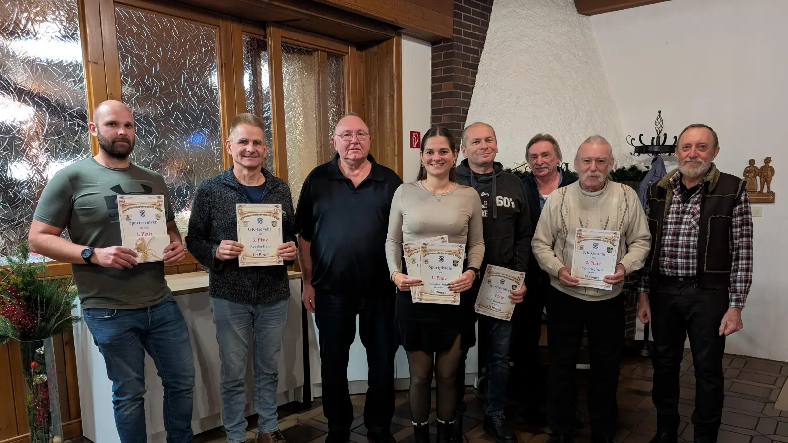 Die Vereinsmeister der Reservistenkameradschaft Pleystein von links: Gallitzendörfer Matthias, Beugler Hans, 1.Vorsitzender Schreml Josef, Beugler Julia, Karl Reinhard, Stahl Hermann, Witt Siegfried und 2.Vorsitzender Bauer Franz (Bild: Alexander Schreml)