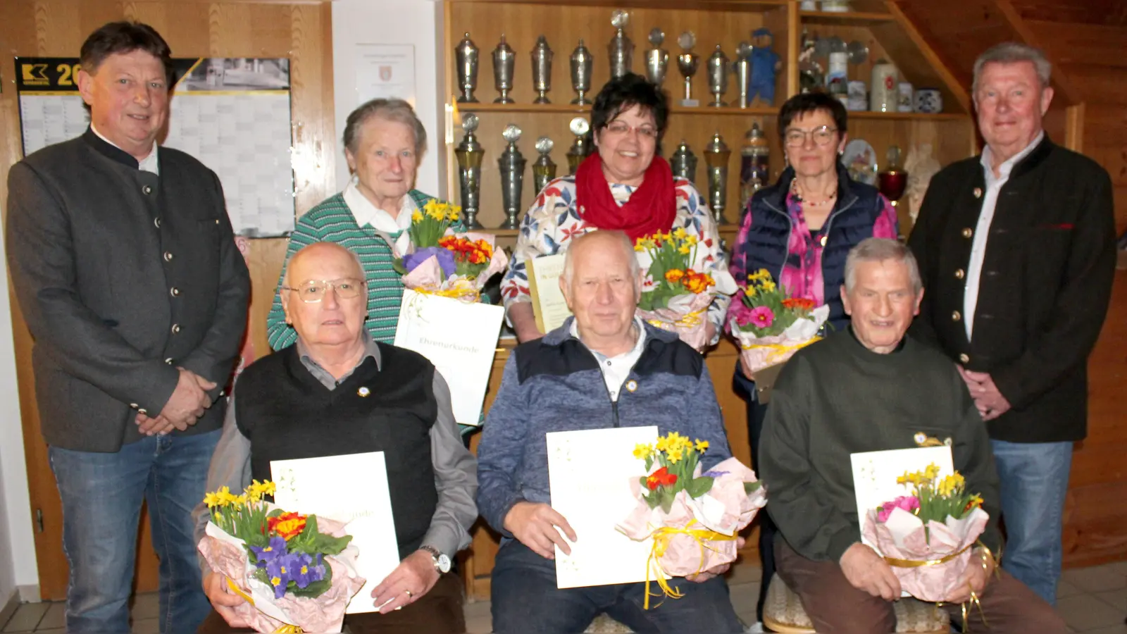 Ehrungen beim Gartenbau- und Ortsverschönerungsverein. Das Bild zeigt (sitzend von links) Emmeran Pösl, Johann Hofmann, Franz Ries sowie stehend von links nach rechts 2. Bürgermeister Andreas Altmann, Marianne Bauer, 1. Vorsitzende Anita Graf, Maria Schmidbauer, stellvertretenden Kreisverbandsvorsitzenden Gerhard Lenhart. (Bild: Josef Mutzbauer)