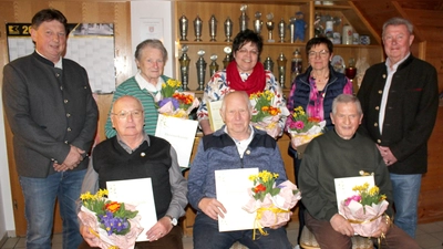 Ehrungen beim Gartenbau- und Ortsverschönerungsverein. Das Bild zeigt (sitzend von links) Emmeran Pösl, Johann Hofmann, Franz Ries sowie stehend von links nach rechts 2. Bürgermeister Andreas Altmann, Marianne Bauer, 1. Vorsitzende Anita Graf, Maria Schmidbauer, stellvertretenden Kreisverbandsvorsitzenden Gerhard Lenhart. (Bild: Josef Mutzbauer)