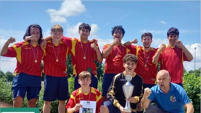 Auf dem Foto zu sehen: von links nach rechts stehend: Andrii, Samir, Rondin, Kassem, Kerim, Hidar<br>kniend von li. nach re. Justin, Erian, Sportlehrer Dübeler. (Bild: Dübeler Oliver)
