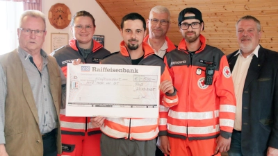 Mit einer Spende in Höhe von 500 Euro honorierte die Siedlergemeinschaft Floß mit Vorsitzenden Josef Barth (l.) und dessen Nachfolger Manfred Bäuml (r.) die Arbeit der Flosser Helfer vor Ort (HvO) um Initiator Patrick Jung (3. v. l.).  (Bild: Stephan Landgraf)
