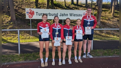 Die Leichtathleten des TB Jahn Wiesau bei den Bayerischen Meisterschaften<br>v. l. Evi Bauer, Emma Scharf, Valentina Bauer, Rubina Boccali, Tobias Fraas (Bild: Sabine Schnurrer)