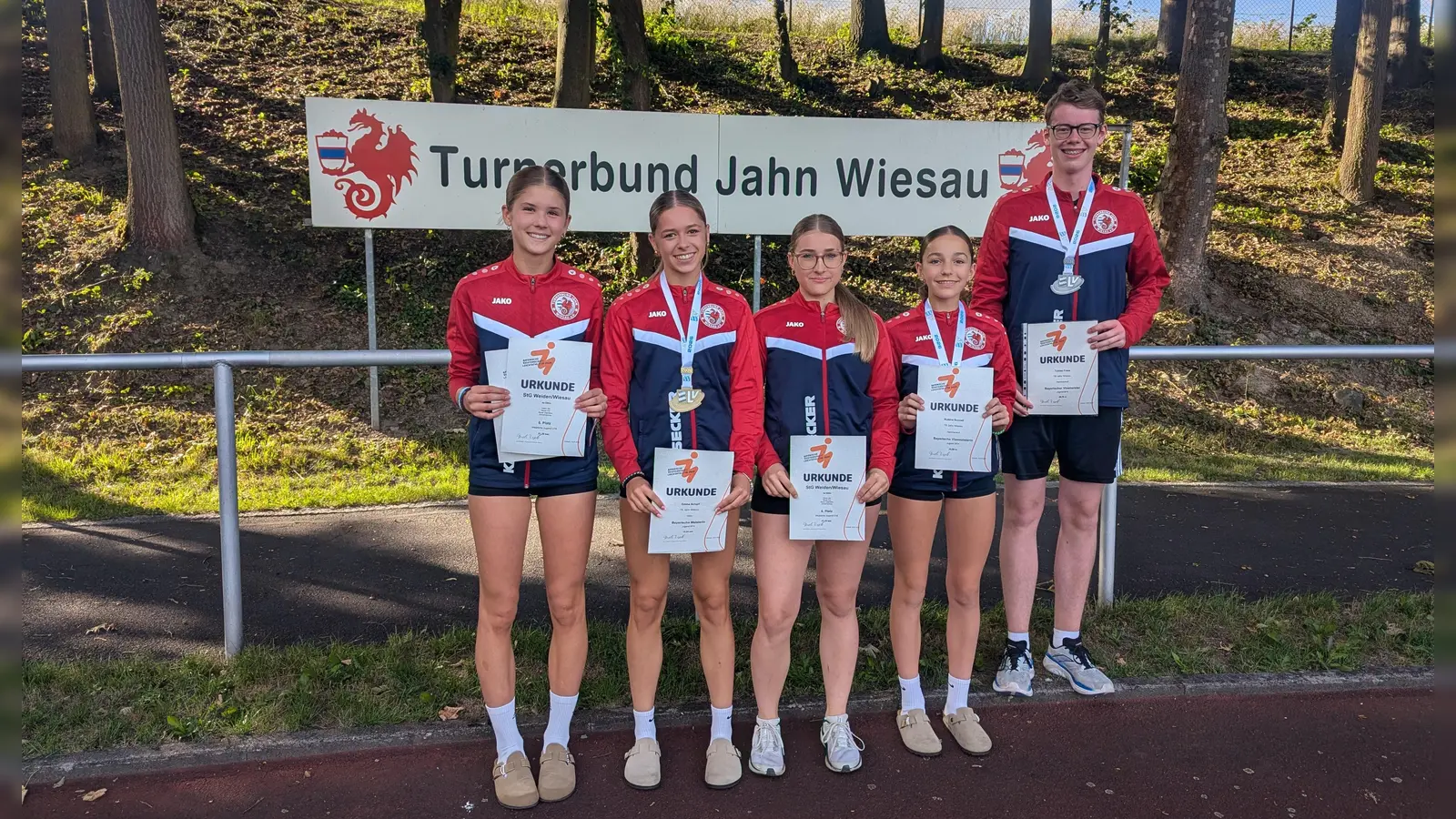 Die Leichtathleten des TB Jahn Wiesau bei den Bayerischen Meisterschaften<br>v. l. Evi Bauer, Emma Scharf, Valentina Bauer, Rubina Boccali, Tobias Fraas (Bild: Sabine Schnurrer)
