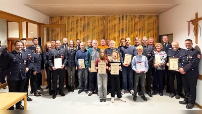 Alle Geehrten und Ausgezeichneten Personen sowie die neue Vorstandschaft des Feuerwehrvereins stellten sich mit Bürgeremeister und Kreisbrandinspektor zum Erinnerungsfoto. (Bild: Liane Heinze)