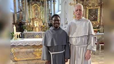 Diakon Francis Asiimwe sammelt im Kloster St. Felix wertvolle Erfahrungen auf dem Weg zum Ordenspriester. Pater Stanislaus Strojecki, selbst neun Jahre Missionar in Uganda, unterstützt ihn nach Kräften. (Bild: Martin Staffe)