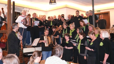 Waldthurner Chor tonArt unter der Leitung von Christoph Pausch sowie der Männergesangverein „Sangeslust“ Georgenberg mit seinem Chorleiter Johannes Haider samt Musiker im Kühnhauser - Saal. (Bild: Franz Völkl)