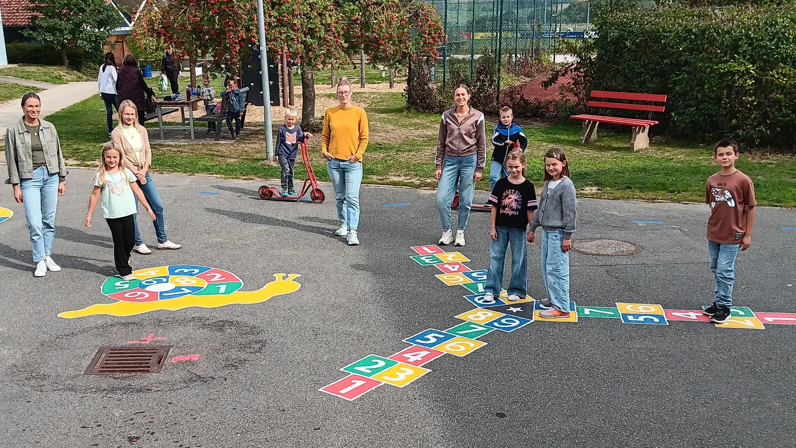 Mitglieder des Elternbeirats und Schulkinder auf dem Pausenhof der Grundschule Moosbach. (Bild: Birgit Enders)