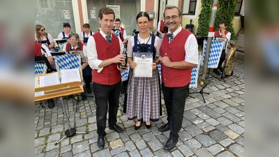 Der 1. Vorsitzende Bernhard Müller (rechts) und der musikalische Leiter Matias Fierro (links) gratulierten Silvia Schmid für das erfolgreiche Ablegen des Bronzenen Musikerleistungsabzeichens des Nordbayerischen Musikbundes. (Bild: Julia Rudlof)