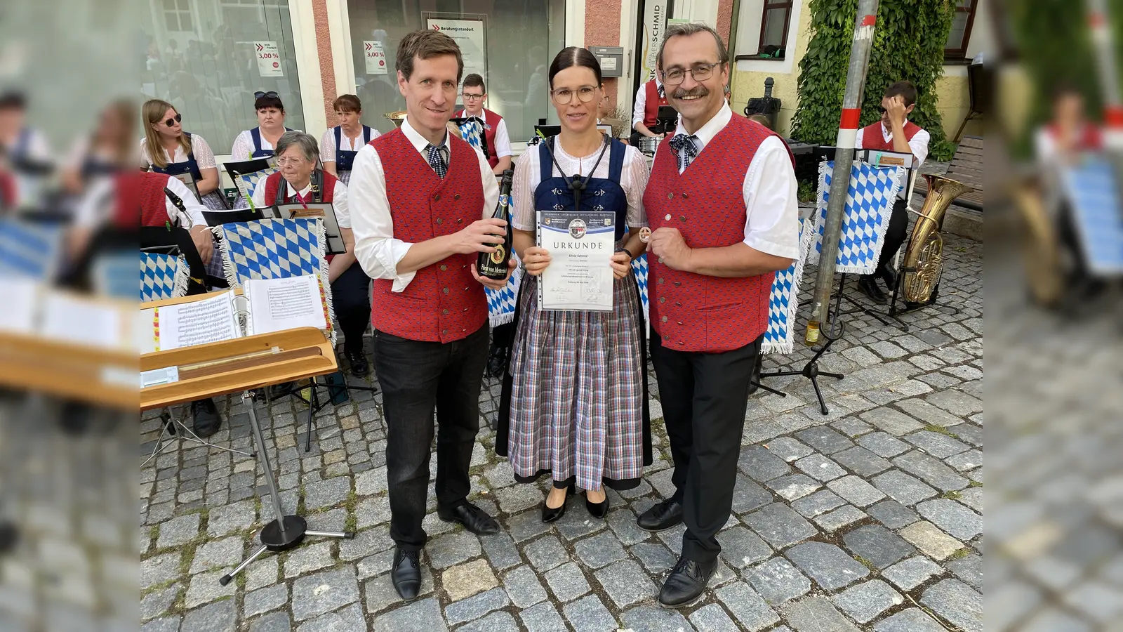 Der 1. Vorsitzende Bernhard Müller (rechts) und der musikalische Leiter Matias Fierro (links) gratulierten Silvia Schmid für das erfolgreiche Ablegen des Bronzenen Musikerleistungsabzeichens des Nordbayerischen Musikbundes. (Bild: Julia Rudlof)