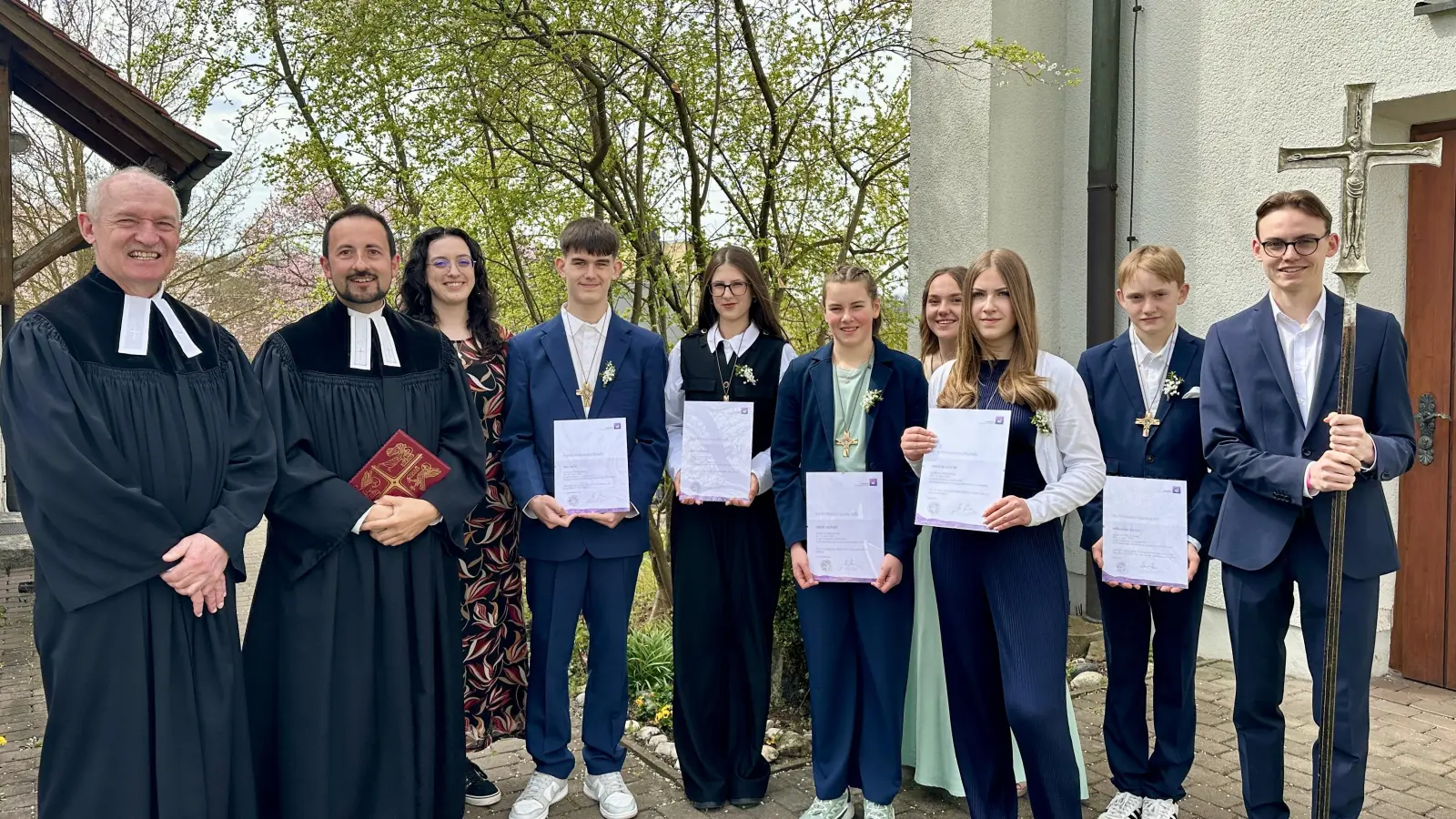 Die sechs Konfirmanden nach dem Gottesdienst vor der Auserstehungskirche (Bild: Heidi Kurz )