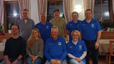 Die neu gewaählte Vorstandschaft des Löwenfanclub Illschwang. Vorne von links sitzend der scheidende Schriftführer Thomas Schmidt und seine Nachfolfgerin Natalie Schütz. (Bild: Peter Neumüller)