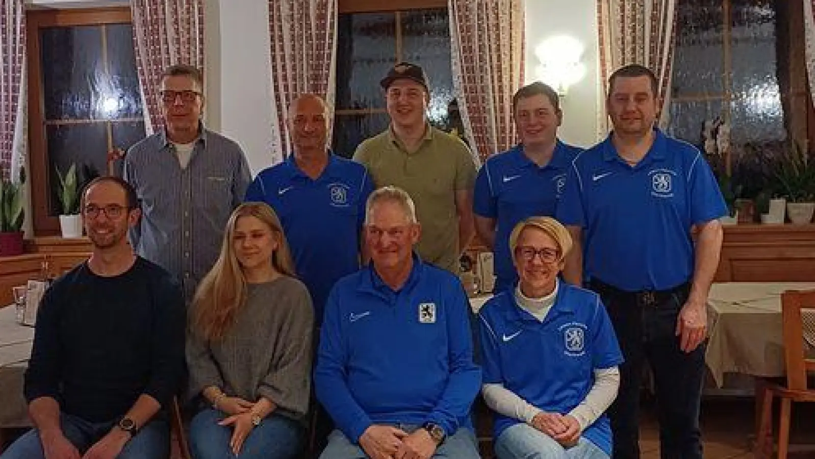 Die neu gewaählte Vorstandschaft des Löwenfanclub Illschwang. Vorne von links sitzend der scheidende Schriftführer Thomas Schmidt und seine Nachfolfgerin Natalie Schütz. (Bild: Peter Neumüller)