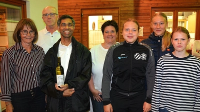 Der neue Pfarrvikar Xavier Karamel Joseph CMI 3. v. li. zusammen mit der Sprecherin des Ehenfelder Pfarrgemeinderates Anita Falk, Kirchenpfleger Joachim Winkler, Gemeindereferentin Barbara Schlosser und Miriam, Ronja und Sophia vom Mini-Team. <br> (Bild: Fritz Dietl)